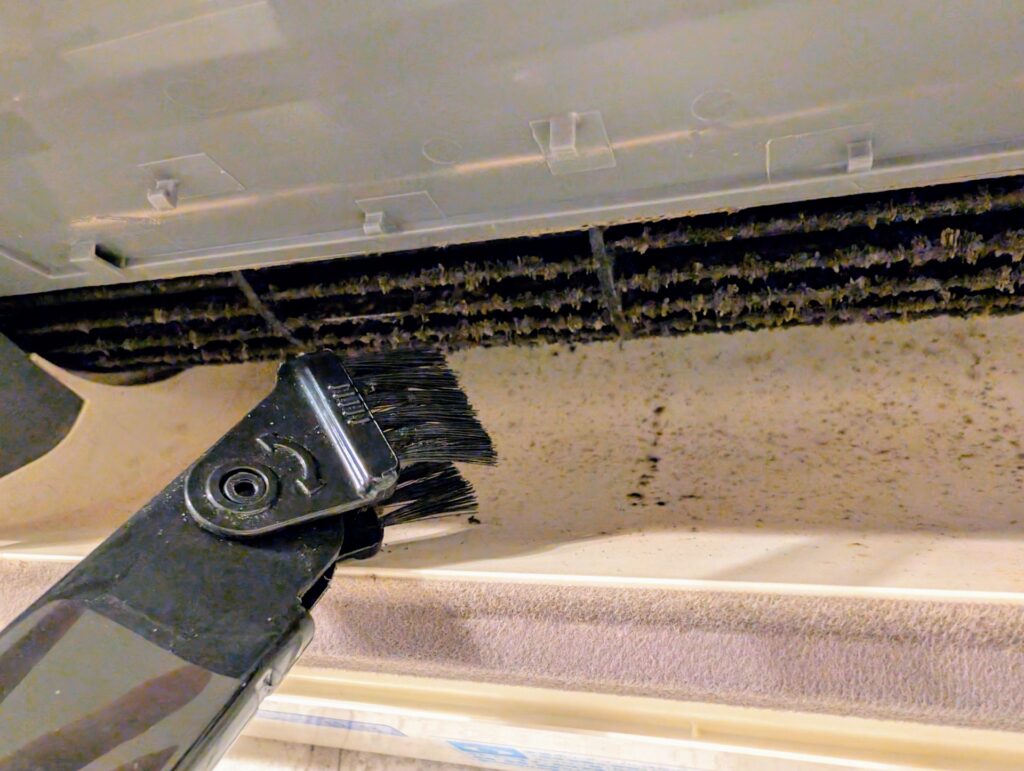 1-3. 内部のカビや黒いカスを掃除する方法