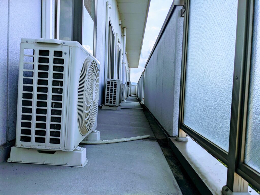 2. 【実践編】エアコンクリーニング|室外機を自分で掃除する方法とプロに頼む判断基準