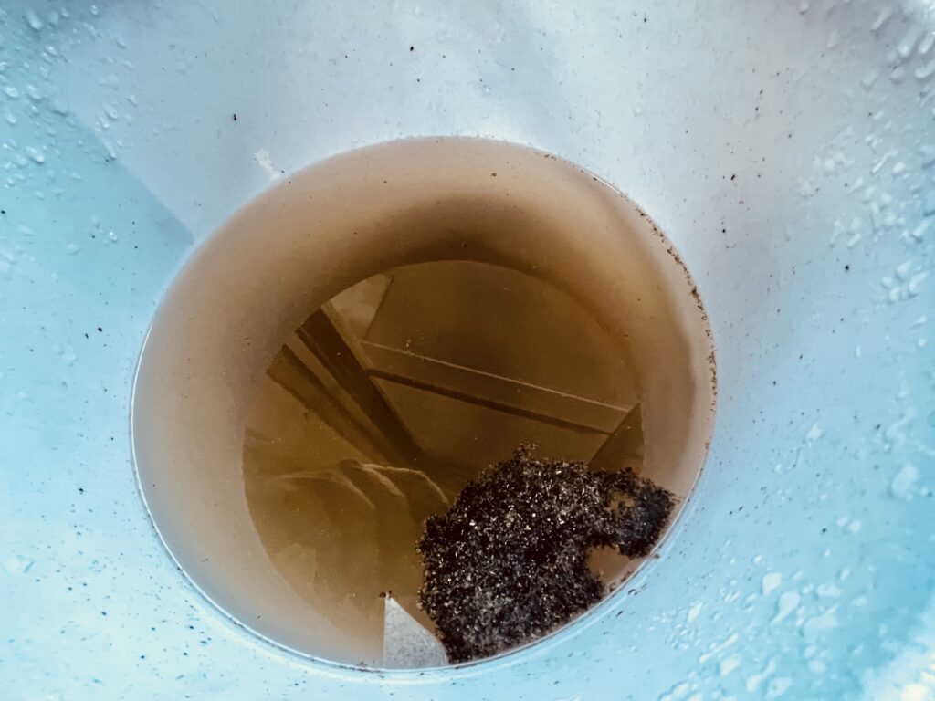 3-3. 【閲覧注意】これがあなたの家の空気の正体。プロが洗浄した後の“真っ黒な汚水”ギャラリー