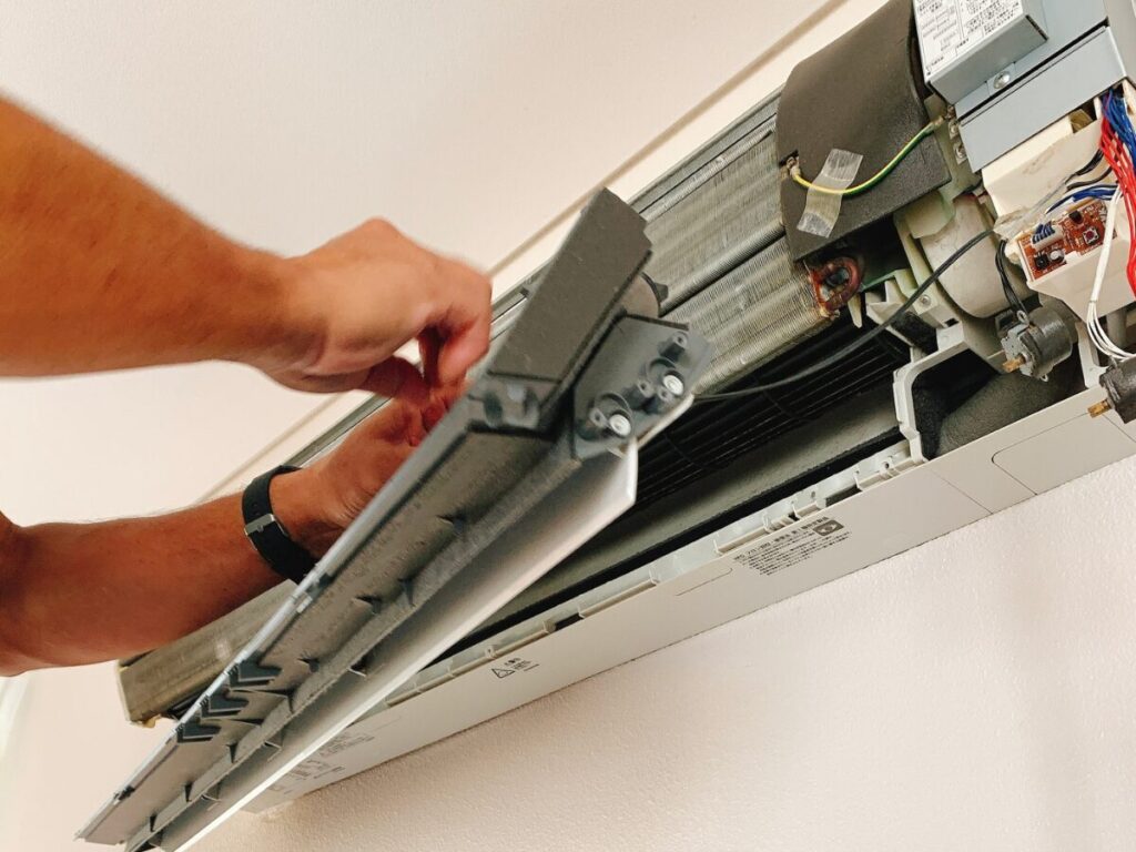 【9割が知らない】エアコンクリーニング完全分解の罠と本当の効果