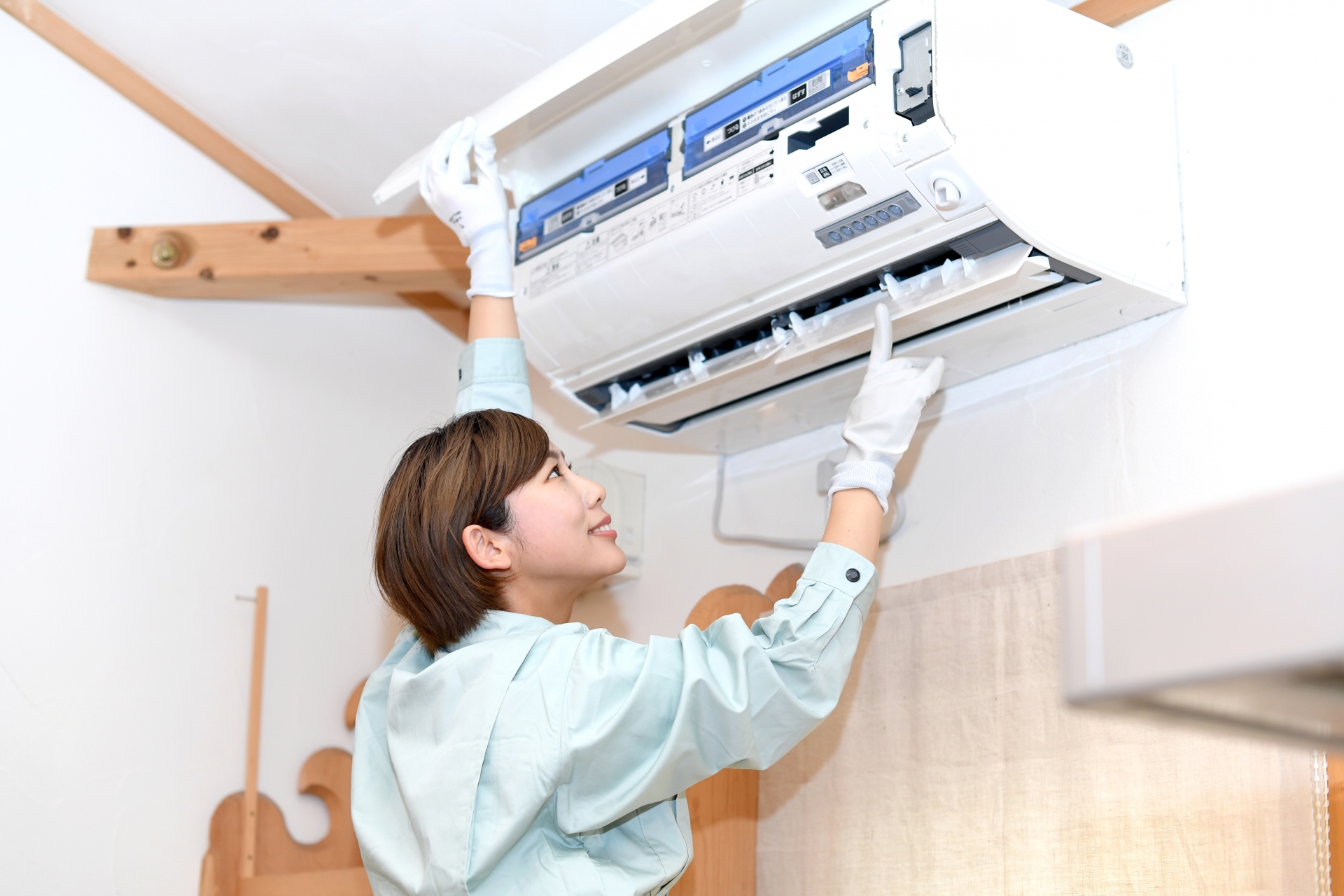 【依頼前に必読】お掃除機能付きエアコンクリーニング｜なぜ高い？見分け方も