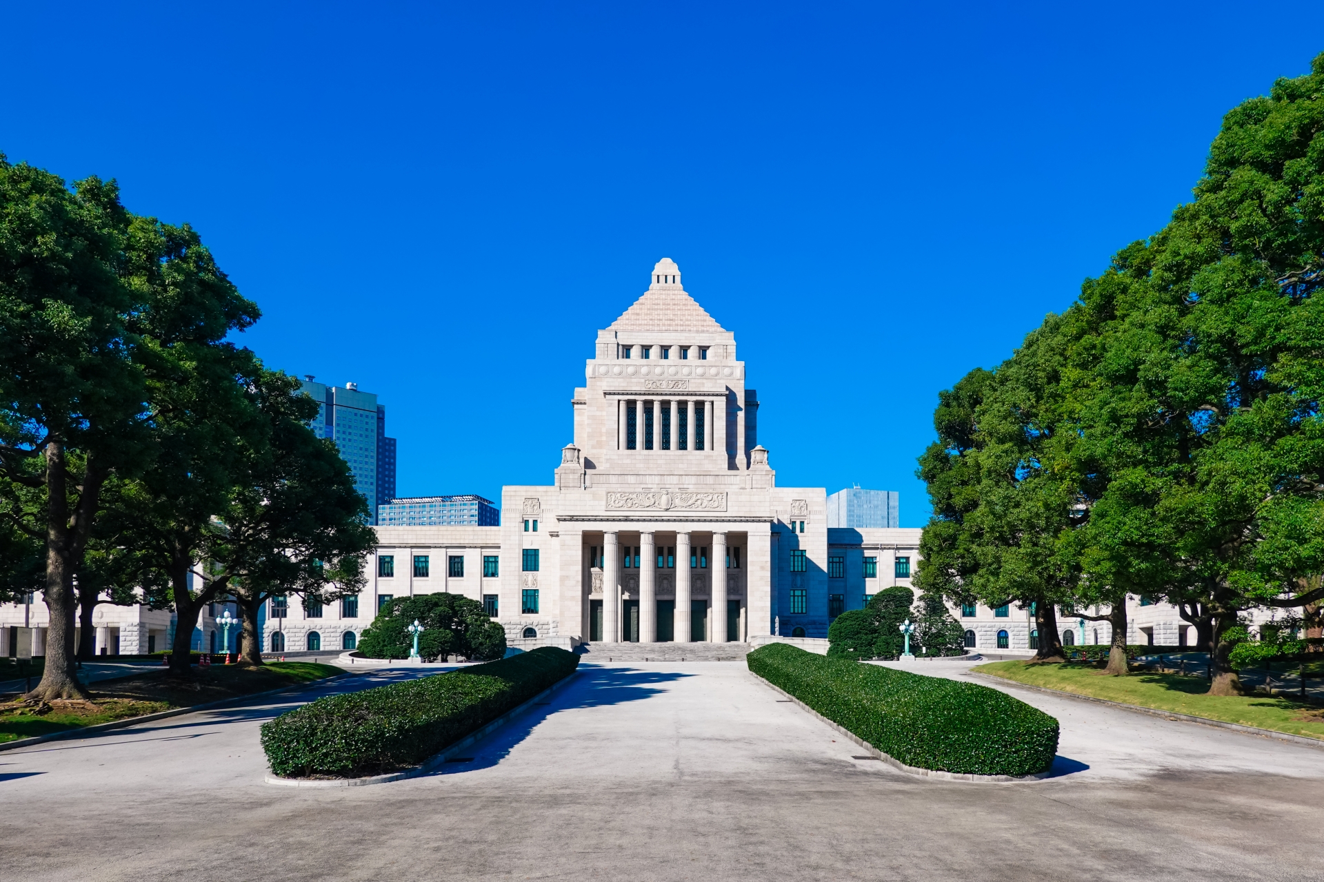 静かな朝、秋晴れの国会議事堂 アイキャッチ画像