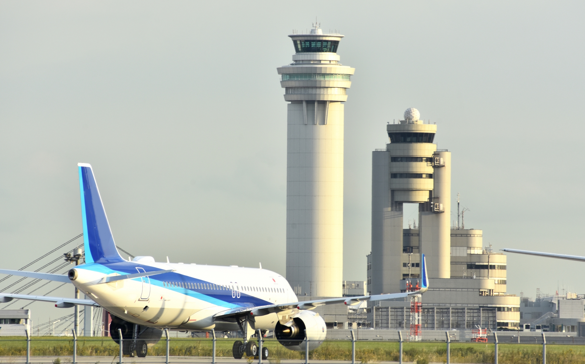 羽田空港 管制塔とジャンボジェット機　アイキャッチ画像