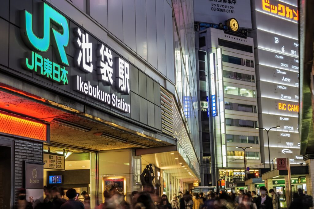 夜のJR池袋駅前 東口　アイキャッチ画像