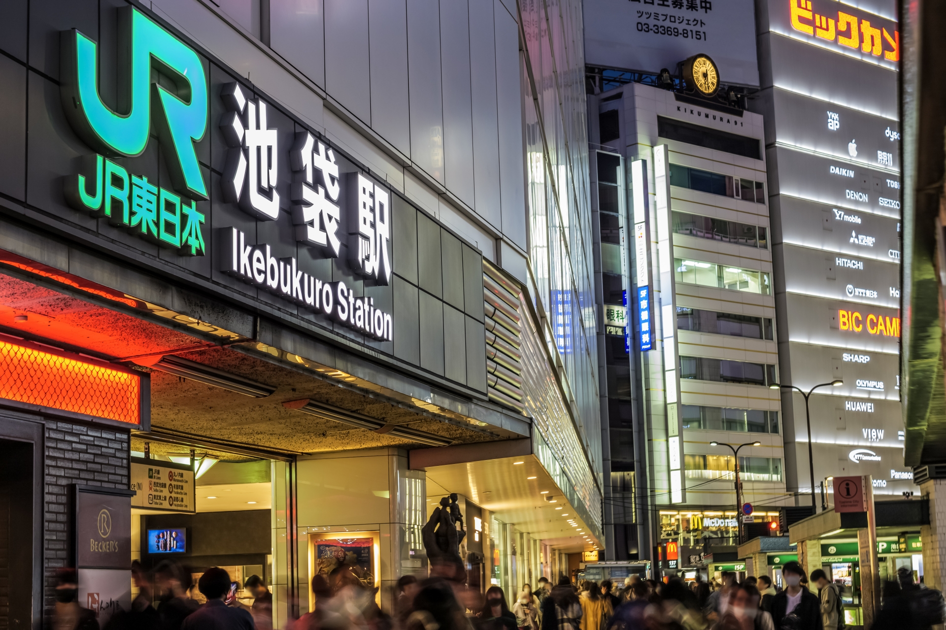 夜のJR池袋駅前 東口　アイキャッチ画像
