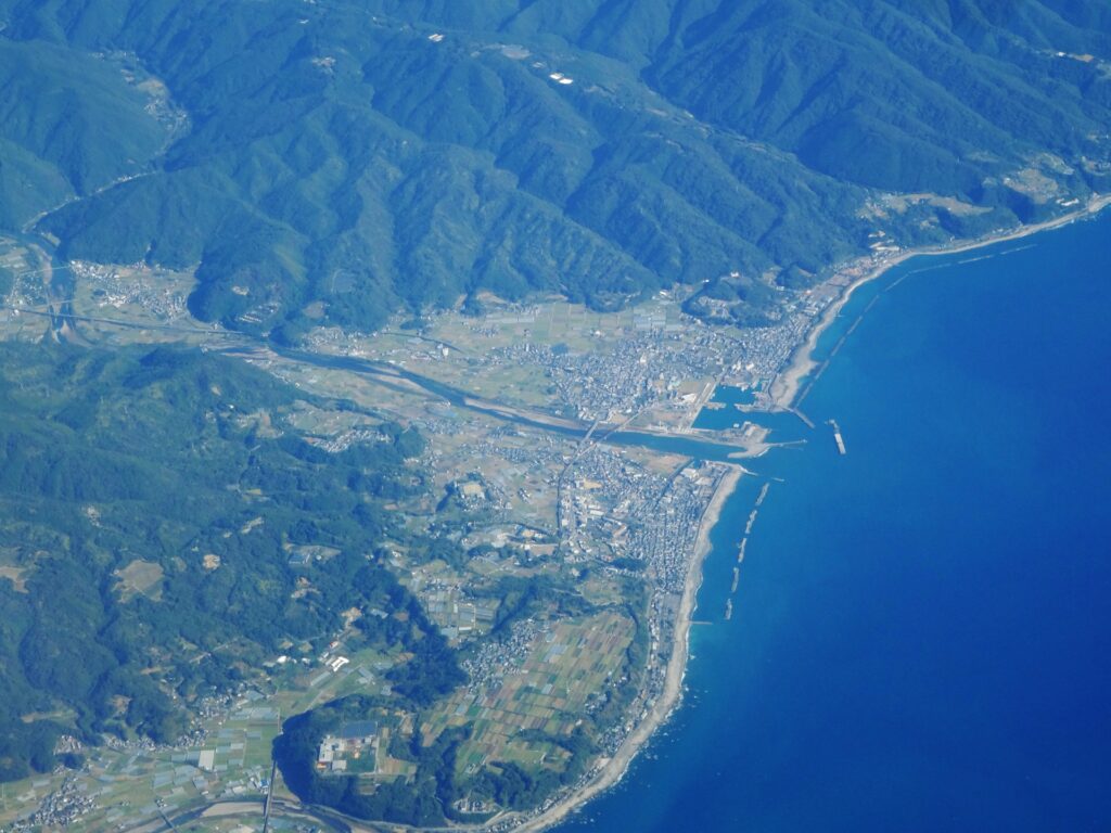奈半利川河口の街並み